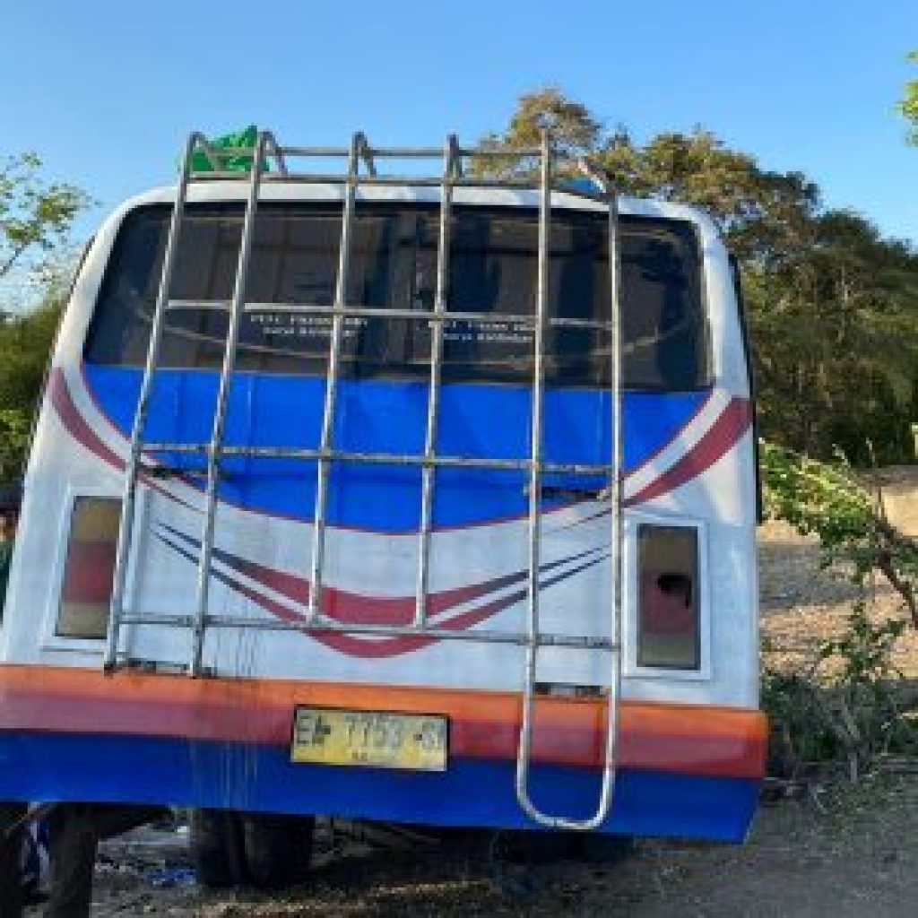 Unit Laka Lantas Polres Sumbawa Olah TKP Bus Out Of Control