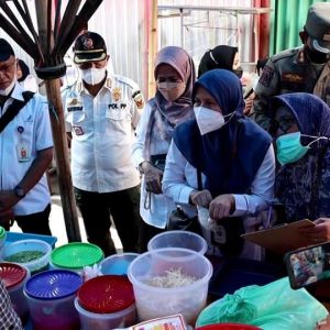 Dinkes bersama BBPOM Lakukan Pemeriksaan Bahan Makanan di Pasar Pabukoan Batusangkar 