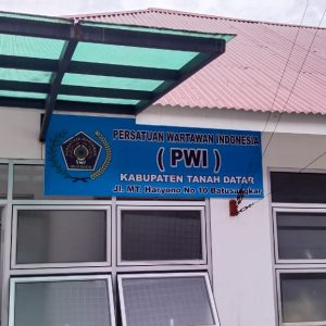 Salah Satu Organisasi Pers, Diduga ” Basibagak” Pasangkan Plang Merek Digedung Aset Pemkab Tanah Datar