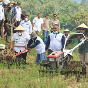 Layanan Bajak Gratis Bisa Dinikmati Seluruh Kelompok Tani Di Tanah Datar