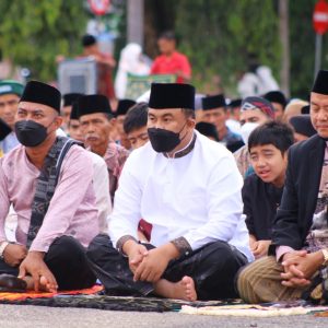 Bupati Dharmasraya  Sutan Riska Melakukan Solat Idul Fitri Dihalaman Kantor Bupati