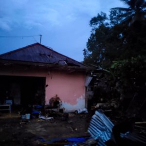 Akibat Hujan Deras Disertai Angin Kencang Rumah Dan Mobil Milik Pensiunan POS Tertimpa Pohon 
