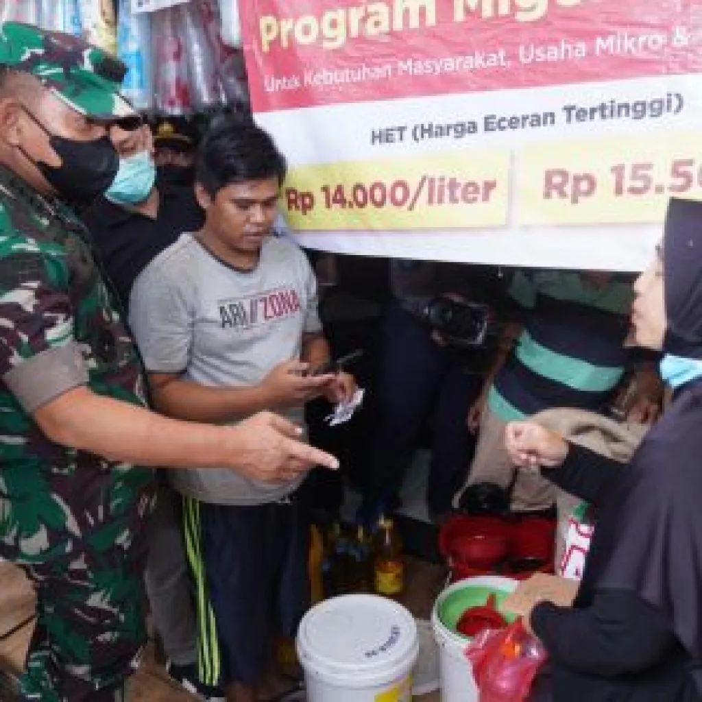 Pantau Harga Minyak Goreng, Kasad Dialog Langsung Dengan Pedagang Pasar Kramat Jati