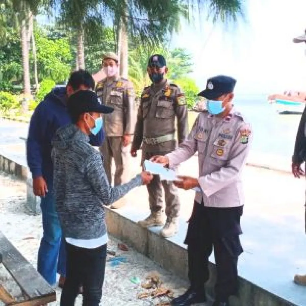 Sambil Sampaikan Imbauan Prokes, Polres Kepulauan Seribu Bagikan 350 Masker ke Warga