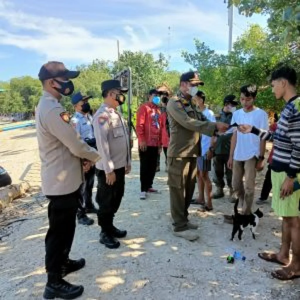 Hampiri Warga, Polres Kepulauan Seribu Bagikan Masker dan Sampaikan Imbauan Prokes