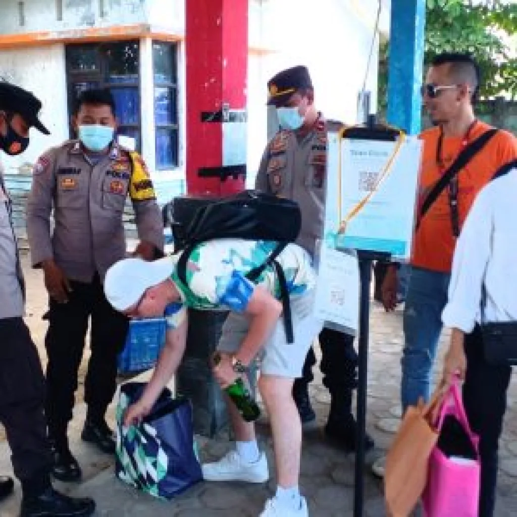 Polsek Kepulauan Seribu Selatan Gelar Pengawasan ProKes di Dermaga Kedatangan Pulau Tidung