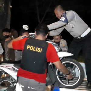 Patroli, Polsek Cileungsi Amankan Motor dan Pengendara yang sedang mengkonsunsi Miras.