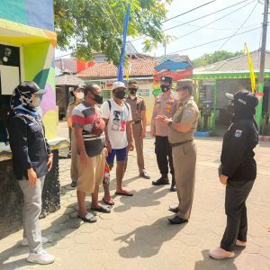 Gelar Patroli Jalan Kaki, Polsek Kepulauan Seribu Selatan Ajak Warga Taat Prokes