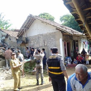 Rumah Roboh Diterjang Angin Puting Beliung di Cijeruk Bogor