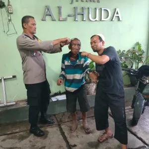 Bhabinkamtibmas Polsek Cibinong Berikan Pertolongan Kepada Seorang Tunawisma