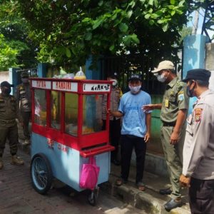 Patroli Pengawasan Polsek Kepulauan Seribu Selatan Sampaikan Imbauan Prokes ke Warga