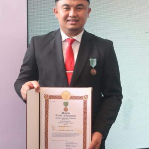 Sutan Riska Terima Tanda Kehormatan Satyalancana Wira Karya dari Presiden Jokowi,Satu – Satunya Dari Sumbar.