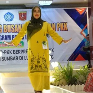 Pakai Baju Kurung Basiba, Ketua TPPKK Tanah Datar Saat Fashion Show Juara I