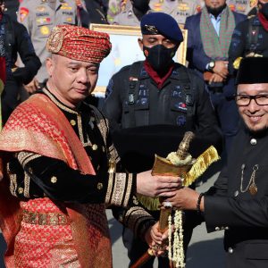 Kapolda Sumbar serahkan Benda Pusaka Raja-raja Minangkabau di Istano Basa Pagaruyung 