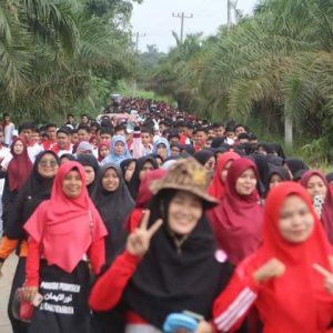 Ribuan Peserta Ikuti Jalan Sehat Se-Kecamatan Sitiung, Dalam Rangka Meriahkan HUT RI