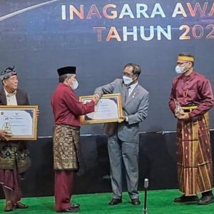 SUTAN RISKA RAIH PENGHARGAAN INAGARA AWARD LAN RI