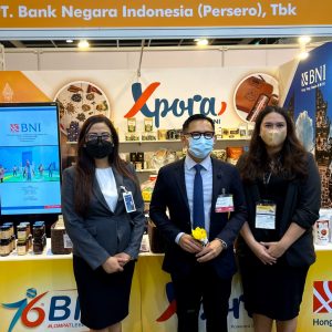 Caption Foto HONG KONG -- (Ki-ka) GM BNI Hong Kong Endah Tjahyani, Konsul Jenderal RI di Hong Kong Ricky Suhendar, dan Head of FI BNI Hong Kong Icha Purliasih dalam Food Expo Hong Kong 2022, Kamis (11/8/2022).