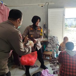 Dalam Rangka HUT Polwan ke 74 Polsek Kemang Bagikan Sarapan Pagi