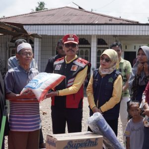 PEMKAB LIMAPULUH KOTA BERIKAN BANTUAN KEPADA WARGA TERTIMPA MUSIBAH KEBAKARAN