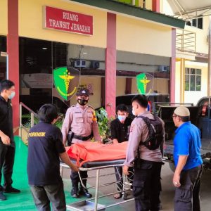 Bhabinkamtibmas Polsek Sukaraja Bersama Bhabinsa Evakuasi Pria Tewas di Samping Rel