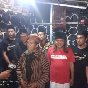 Santri Kalong Hadiri Kegiatan Takmir Mushola BAITUL IZZA Berikan Santunan kepada Anak Yatim Piatu Dan Kaum Duafa