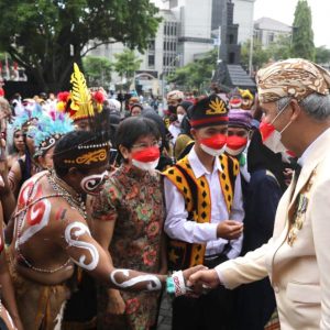HUT ke-72 Jateng Dirayakan Beragam Etnis, Ganjar: layani Rakyat dengan Jujur