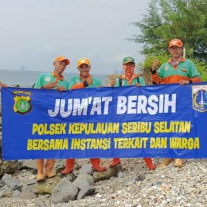 Jumat Bersih, Polsek Kepulauan Seribu Selatan Gelar Bersih-Bersih Sampah di 4 Pulau Pemukiman