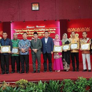 BUPATI SAFARUDDIN TERIMA PENGHARGAAN “HAKLI” UNTUK INOVASI “MAHKOTA BERLIAN