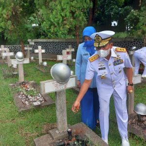 Mengenang Jasa Pahlawan, TNI AL Ziarah ke Taman Makam Pahlawan 