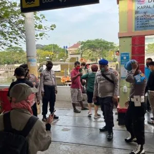 Polres Kepulauan Seribu, Wajibkan 199 Penumpang Wajib Scan PeduliLindungi di Dermaga Marina Ancol