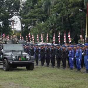 BERLANGSUNG KHIDMAT, BUPATI SAFARUDDIN HADIRI PUNCAK PERINGATAN HUT TNI KE-77 DI LAPANGAN IMAM BONJOL