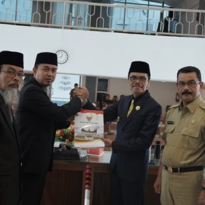 BUPATI SAFARUDDIN DAN SEKDA SAMPAIKAN 70 BUTIR JAWABAN ATAS PANDANGAN UMUM TERHADAP RAPBD 2023 DAN PENYERTAAN MODAL PEMDA
