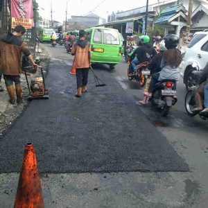 Petugas Preservasi Kota Bogor Konsisten Perbaiki Kerusakan Jalan