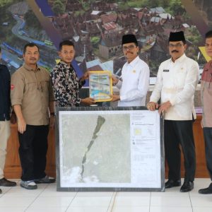 Wujudkan Satu Basis Data Geospasial, Bupati Safaruddin Serahkan 70 Peta Nagari