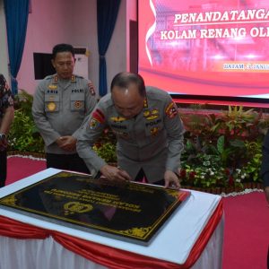 IRWASUM POLRI RESMIKAN KOLAM RENANG REKONFU POLDA KEPRI