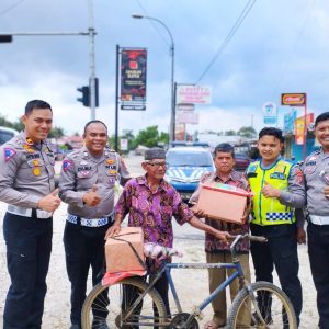 Satlantas Polres Dharmasraya Berikan Reward  Kepada Pengendara Yang Patuh Pada Aturan Berlalu Lintas