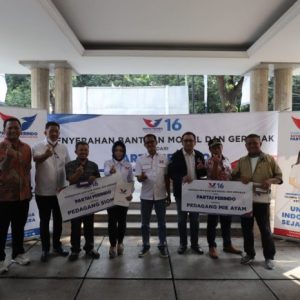 Peduli UMKM, Partai Perindo Bagikan Dua Gerobak dan Modal Usaha
