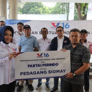 Bagikan Gerobak, Nita Yudi Berharap Pengusaha UMKM Bisa Naik Kelas