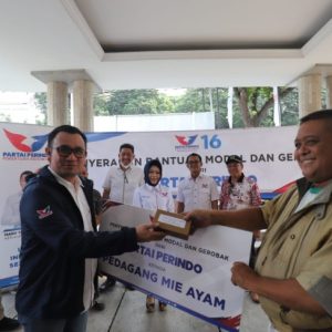 Gerobak Sudah Kurang Layak, Penjual Mie Ayam Bakso ini Merasa Senang Dapat Bantuan dari Perindo