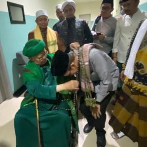 Bertemu Abah Aos, TGB Zainul Majdi Dikalungkan Tasbih