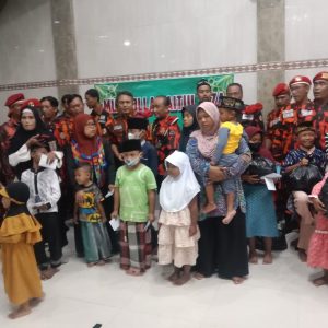 Giat Sosial Selapanan Minggu Paing Mushola Baitul izza Berikan Santunan kepada Anak Yatim dan Duafa
