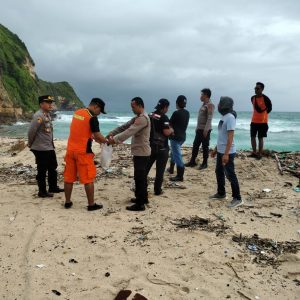Seorang Pemancing Tebing Jatuh Dan Hilang di Laut Teluk Ujung