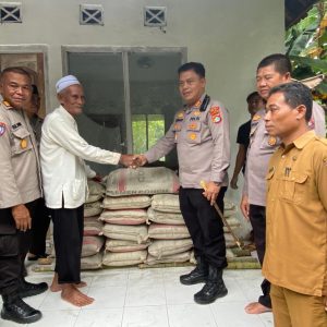 Jiwa Sosial Ditunjukan Kapolres Bima Kota, Bantu puluhan Zak Semen Perbaikan Musholla Al Hijrah Oimbo
