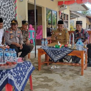 Kunker di Polsek Woha, Kapolres Bima dan Ketua Bhayangkari Cabang Bima Salurkan Sembako Kepada Lansia 