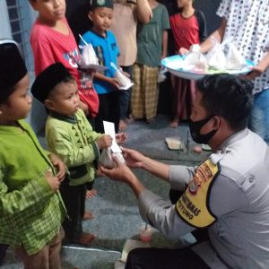 Salut Kisah Bhabinkamtibmas Desa Puyung, Ngamen Untuk Bantu Warga Kurang Mampu