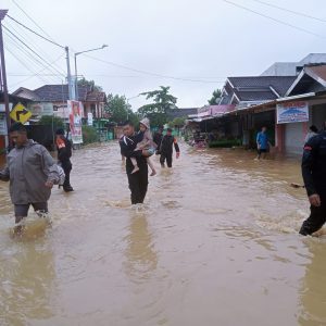 Aksi Sigap Brimob NTB Bantu Warga Terdampak Banjir di Sumbawa Barat