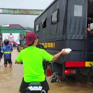 BRIMOB NTB BAGIKAN MAKANAN SIAP SAJI UNTUK KORBAN BANJIR DI SUMBAWA BARAT