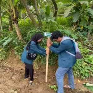 Tidak Memiliki Jalur Evakuasi, Mahasiswa KKN Lakukan Pemasangan Tanda Rawan Longsor di Desa Gapura