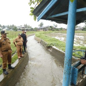 Meski Hujan, Wako Rida Ananda Ikut Turun Cek Irigasi Rusak