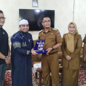 Disambut Rida, Presenter Kenamaan Arie Untung Takjub Dengan Alam Dan Kuliner Payakumbuh 